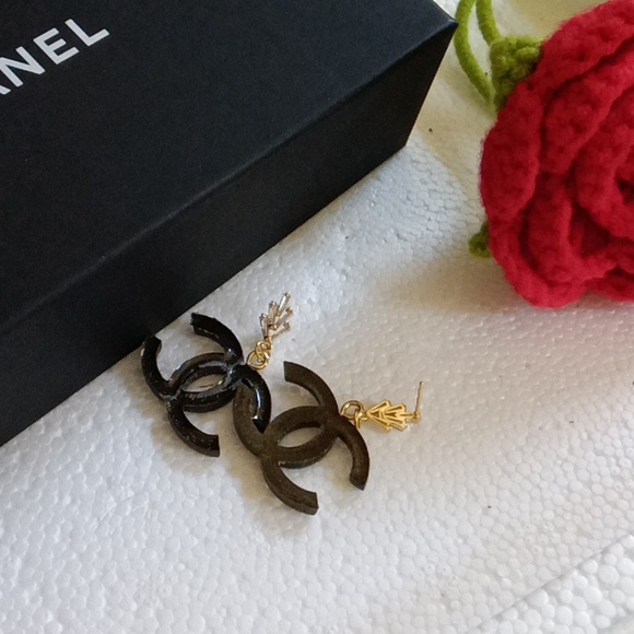 NWT designer inspired earrings - Picture 5 of 5